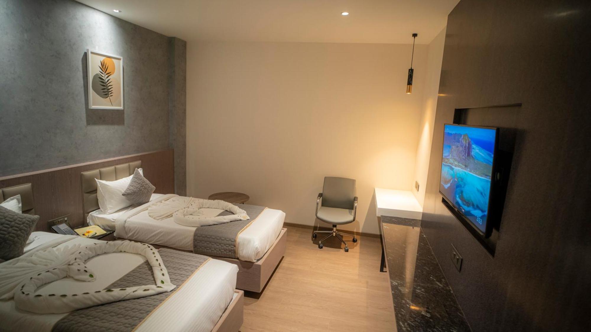 Hotel Tulips Grand 하이데라바드 외부 사진
