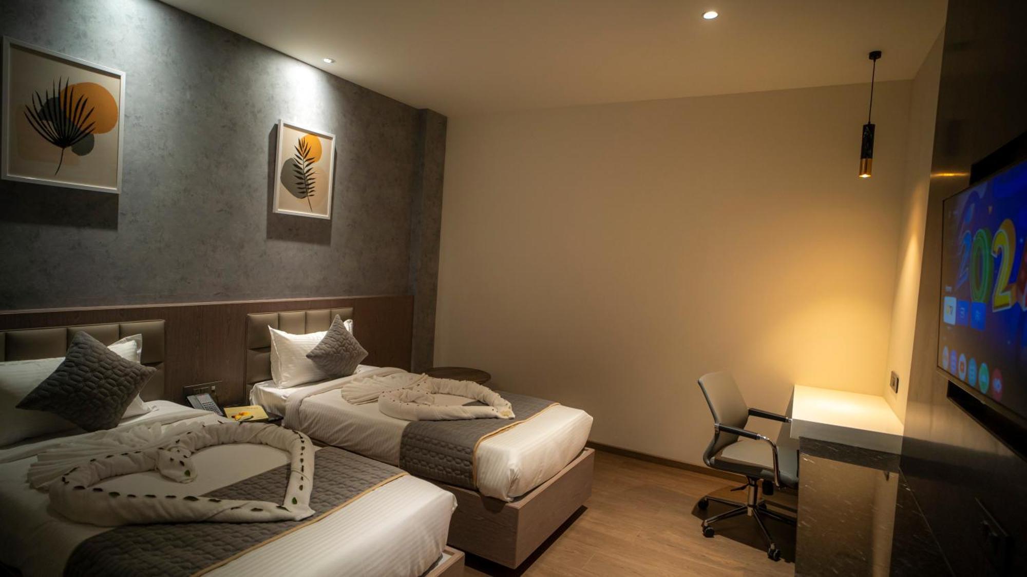 Hotel Tulips Grand 하이데라바드 외부 사진