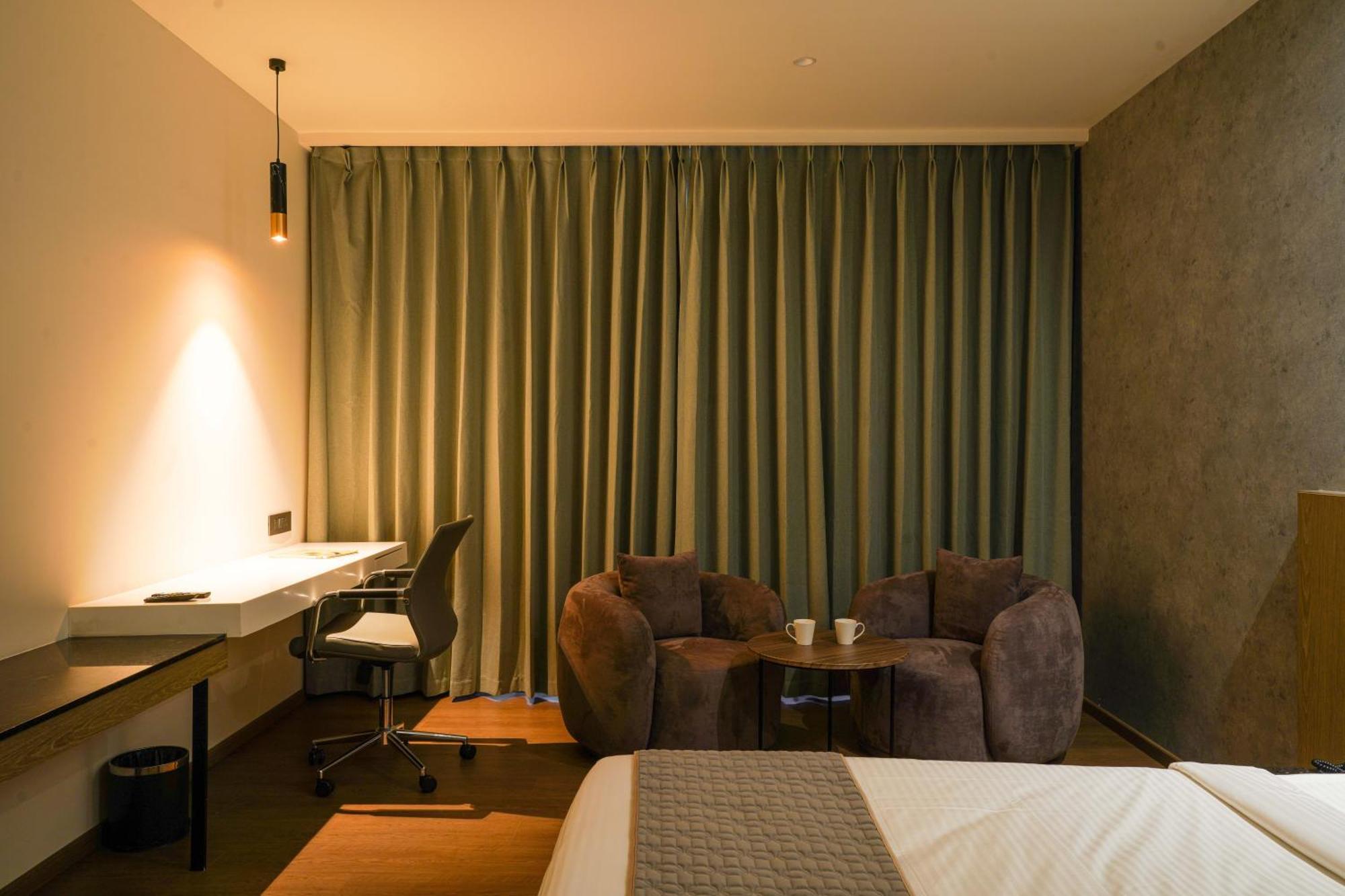 Hotel Tulips Grand 하이데라바드 외부 사진
