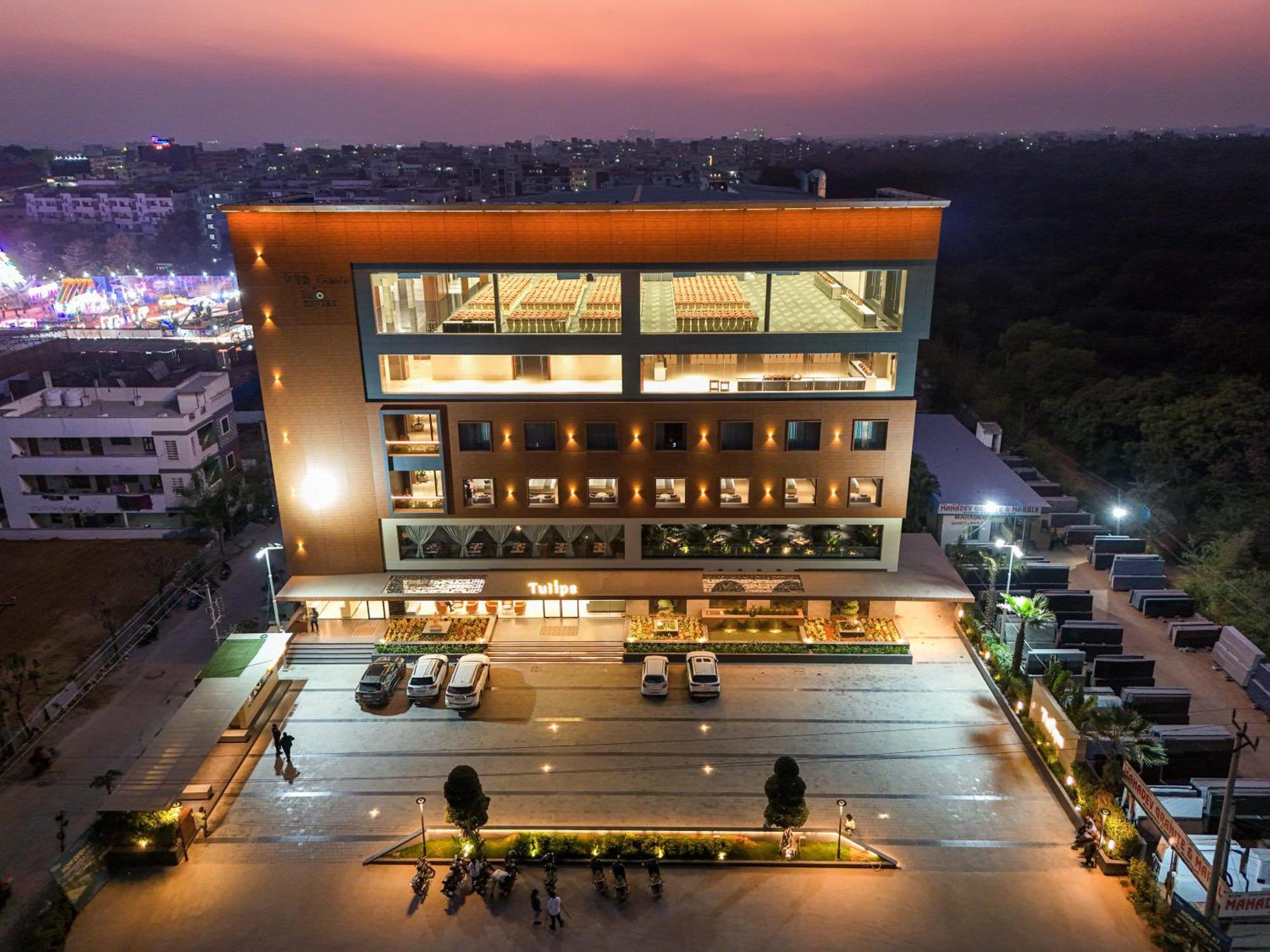 Hotel Tulips Grand 하이데라바드 외부 사진